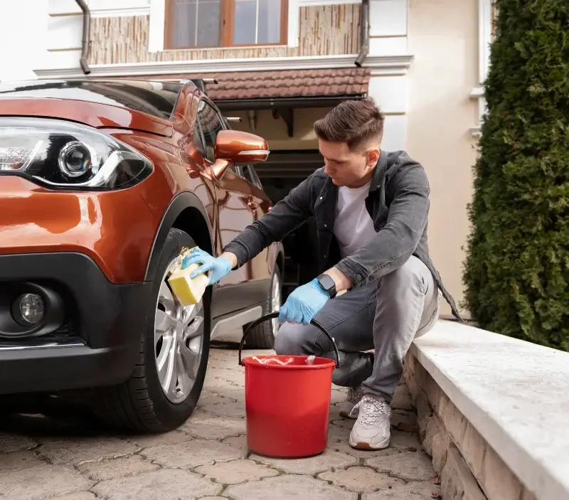 Lavage auto à domicile Crespières : professionnel intervenant sur un véhicule